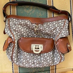 Never worn DKNY purse AMAZING CONDITION